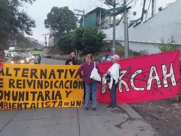 La protesta, que coincide con el Día Internacional de la Tierra, por lo que vecinos del lugar piden intervenir la zona.