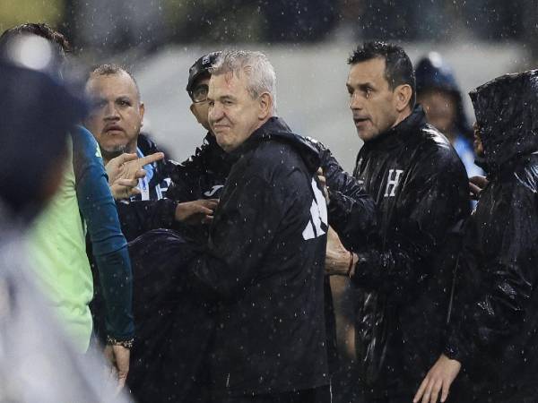 El entrenador del cuadro azteca salió afectado tras el final del partido.