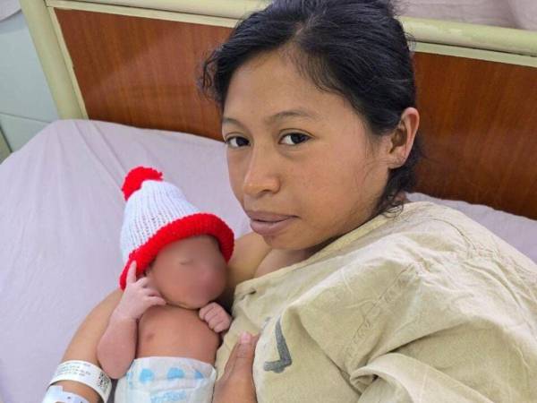 Esquiel, primer bebé nacido en Navidad en el Hospital Escuela, llegó a las 2:03 a.m., pesando 2,710 gramos.Su nacimientoy el de otros 13 bebés simbolizan esperanza y alegría en una fecha especial.