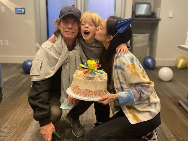 El hijo menor de Mick Jagger, Deveraux, parece estar siguiendo los pasos musicales de su famoso padre, mientras su madre, Melanie Hamrick, asegura que tiene una voz “increíble”.