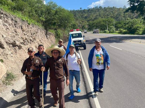 En su quinto día el párroco había caminado más de 150 kilómetros; a diario el padre y sus acompañantes recorren de 27 a 30 kilómetros diarios.