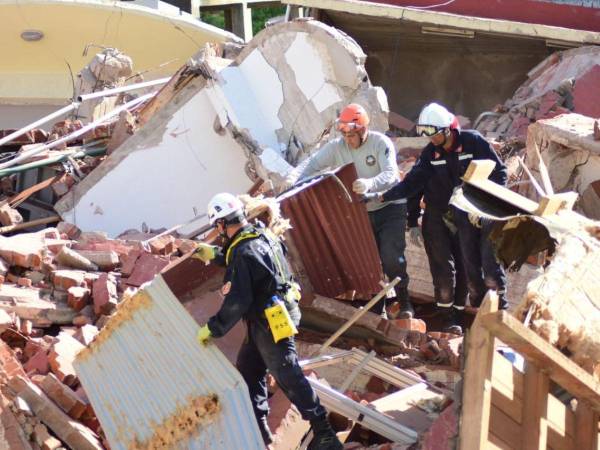 Se estima que entre siete y nueve personas estaban en el edificio al momento del colapso, incluyendo trabajadores.