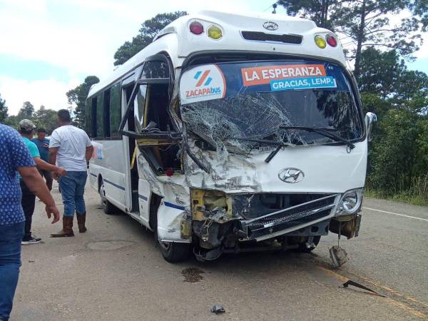 El fuerte impactó dañó la parte frontal del autobús que iba lleno de pasajeros.