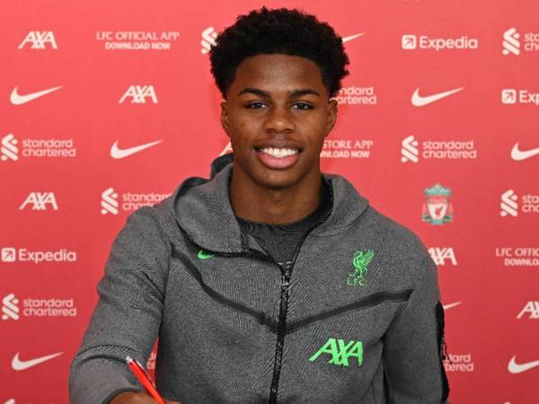 Keyrol Figueroa firma su primer contrato profesional con el Liverpool.