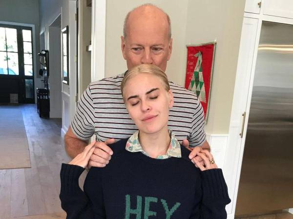 La hija de Bruce Willis, Tallulah Willis, compartió el lunes a través de las redes sociales algunas nuevas instantáneas de su padre.