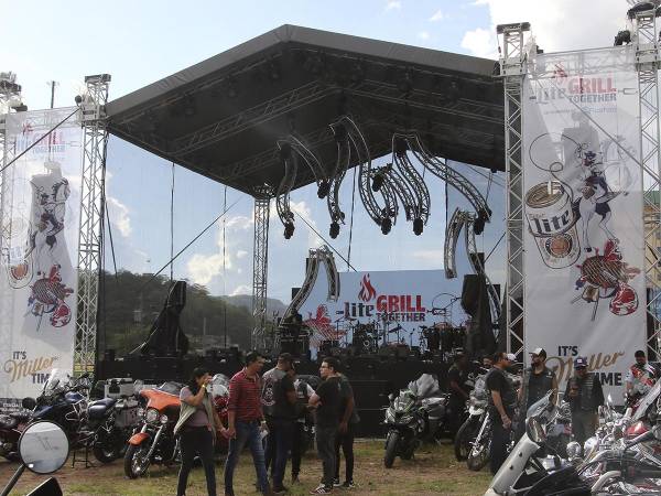 <i>Las Harley Davidson en plena exhibición, destacando entre la multitud en el festival Miller Lite Grill Together.</i>