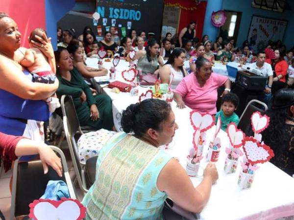 La alcaldía festejó a las madres capitalinas en su día con regalos.