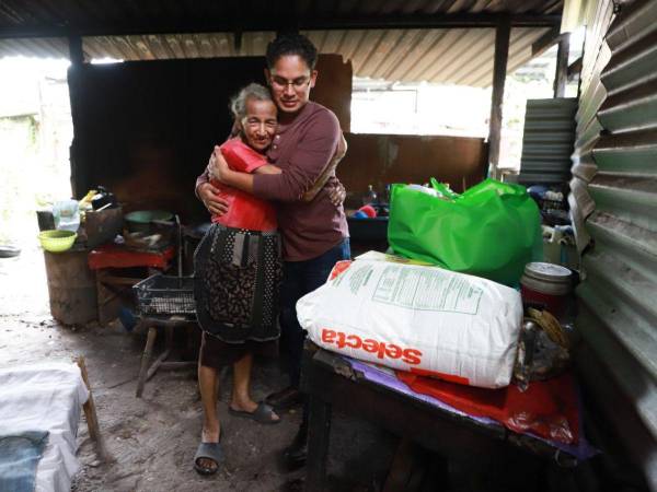 Doña Paula Viera recibió con mucha emoción al equipo periodístico de Diario El Heraldo al momento de la entrega del donativo.