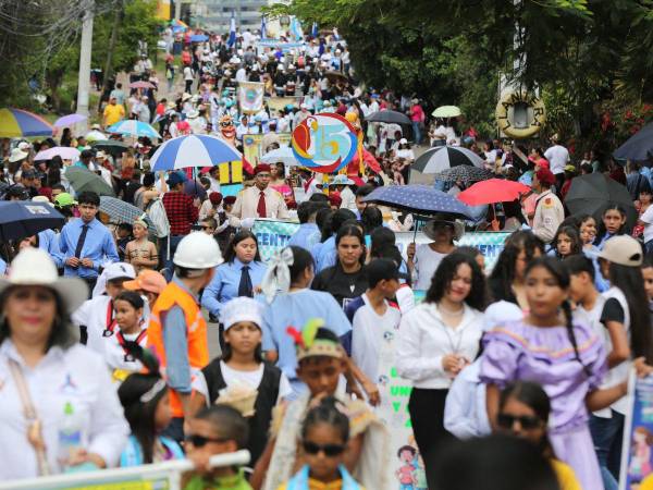 Repletas lucieron las calles de la capital de Honduras durante los desfiles en conmemoración de las fiestas patrias.