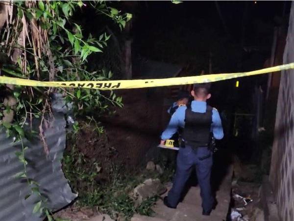 El cuerpo sin vida del joven quedó tendido en una gradas de un callejón de la colonia Villa Nueva.