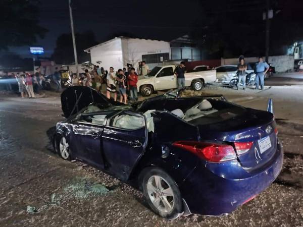 Tanto el carro como la moto quedaron completamente destruidos tras el impacto.