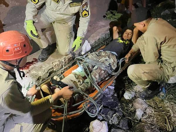 Momento en que el joven era trasladado a un hospital tras ser rescatado del barranco.