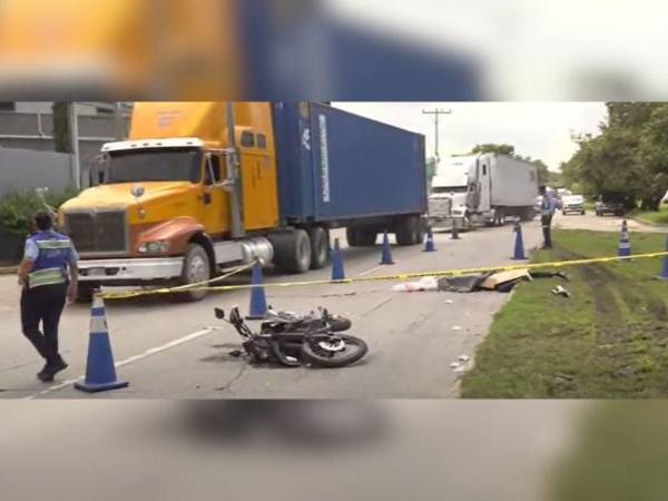 El cadáver del hombre quedó entre la mediana y la calle.