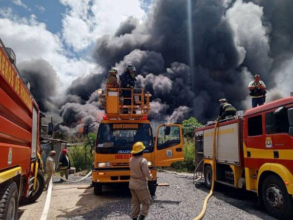 Bomberos luchan contra el tiempo para controlar las llamas que devoran una bodega de repuestos en la colonia El Prado. Aquí las imágenes de su titánica labor