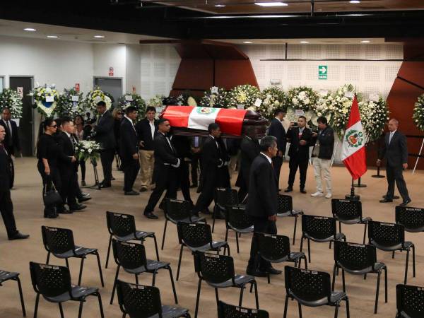 El expresidente peruano Alberto Fujimori recibió este jueves honores de Estado, tal y como indica el ceremonial de su país, cuando sus restos llegaron al velatorio en la sede del Ministerio de Cultura. Aquí las imágenes de su velorio.