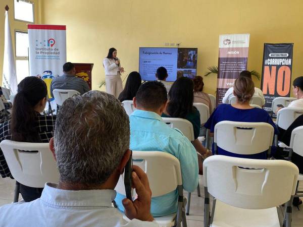 Un grupo de emprendedores de Comayagua se reunieron en las instalaciones de la Cámara de Comercio para recibir la capacitación y conocer sobre la Ley de Propiedad Industrial y Derecho de Autor.