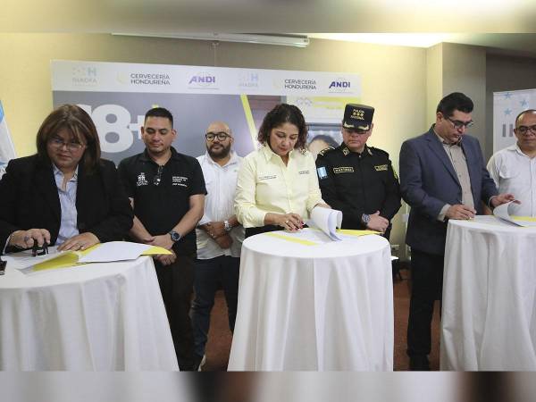 <i>Representantes de Cervecería Hondureña, IHADFA y ANDI durante la firma del convenio para lanzar la campaña “18+” y promover la venta responsable de alcohol.</i>