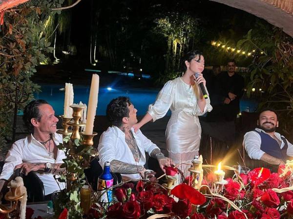 Ángela Aguilar y Nodal cantaron durante su boda frente a sus invitados.