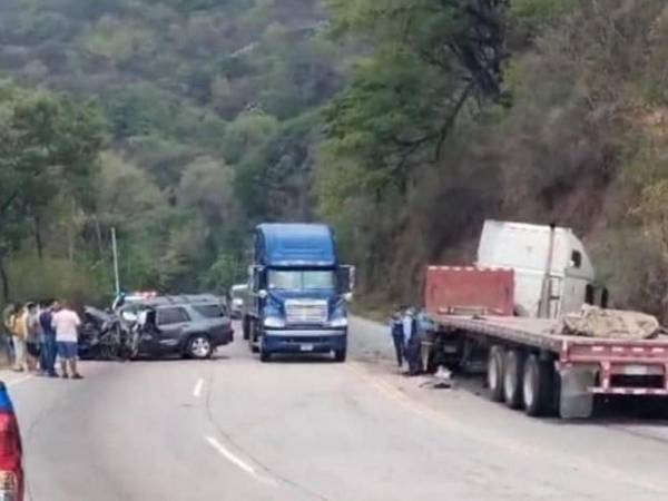 En el lugar se formó un tráfico pesado debido a que los automotores quedaron obstaculizando la vía.