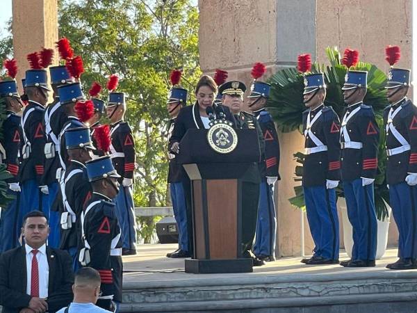 Durante su discurso, sorprendió al anunciar a Rixi Moncada como nueva ministra de Defensa, tras la renuncia de José Manuel Zelaya. Castro destacó la importancia de rendir homenaje a los símbolos patrios, próceres y mártires en este mes de la independencia.