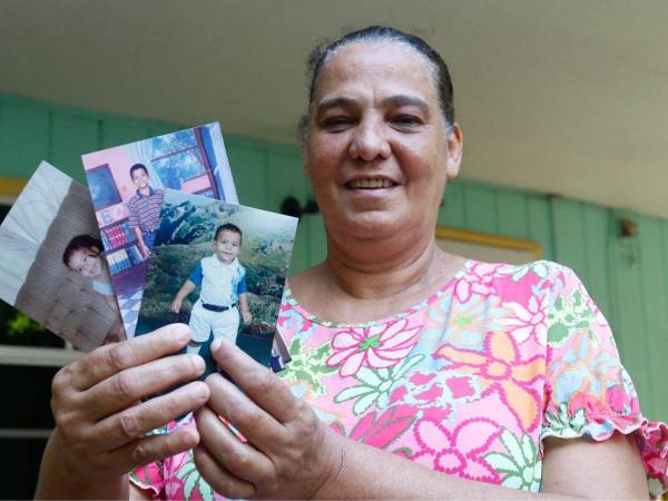 Doña Sue Johnson, con una sonrisa por delante, muestra las fotos de niño de su Edrick Menjívar. “Estoy muy orgullosa de él”, confesó.