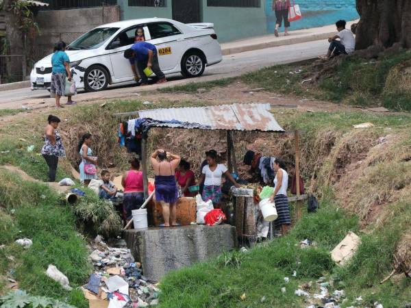 Esta es la realidad de muchos capitalinos que sufren por la escasez de agua potable y se ven obligado a buscar medidas para mitigar la necesidad.