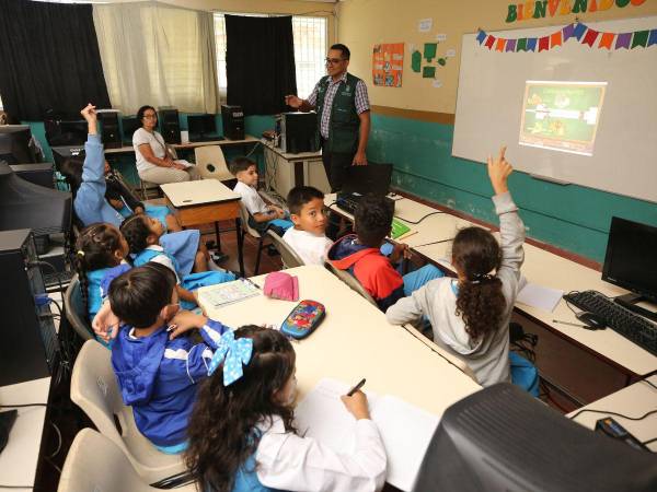 Duran las capacitaciones que dieron los expertos de la Serna los niños tuvieron amplias participaciones y estuvieron atentos a cada tema que se desarrolló.