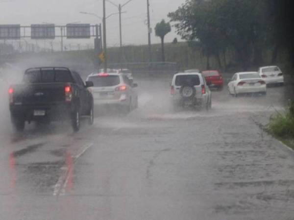 Habrá lluvias y chubascos de intensidad débil a moderada, con actividad eléctrica aislada en las regiones del sur, centro, oriente y suroccidente del país.