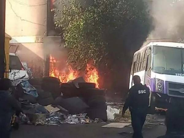 La aeronave cayó en un terreno donde se guardan buses de transporte público y vehículos de carga.