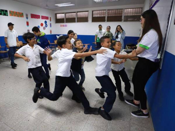 Niños fueron muy dinámicos al responder y recibieron premios.