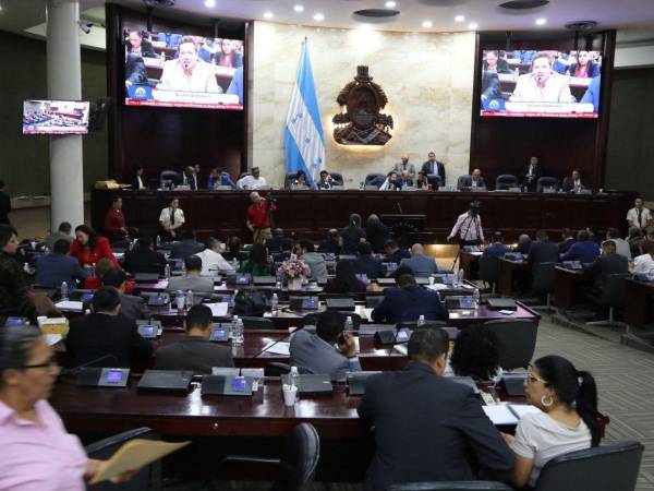 A altas horas de la noche del martes, tras la presentación del segundo documento de dimisión, la directiva del CN dio trámite a la renuncia presentada por Nasralla.