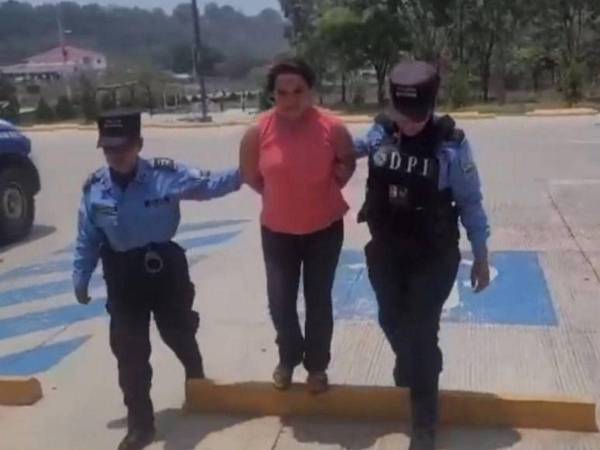 Foto del momento en que capturaron a Juana Orellana (privada de libertad fallecida) luego de que su marido la denunció por violencia doméstica contra él y una hija de 11 años.