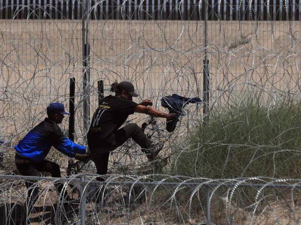 Autoridades de Texas instalan más cercas en la frontera con México. La medida ha sido denunciada por organizaciones civiles. Aquí mayores detalles de esta denuncia.