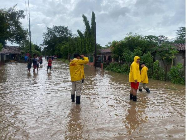 En el sector de Agua Fría y Playa Grande, de Nacaome, Valle, las autoridades evacuaron este lunes a más de 140 personas tras las abundantes lluvias.