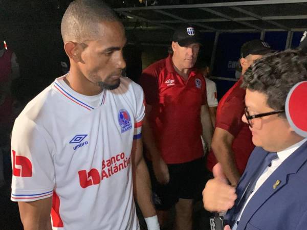 Jerry Bengtson salió molesto tras la suspensión del partido contra Lobos UPNFM.