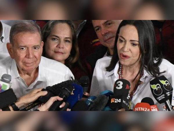 Delsa Solórzano, la exdiputada de la Asamblea Nacional de Venezuela junto al candidato de oposición Edmundo González Urrutia.