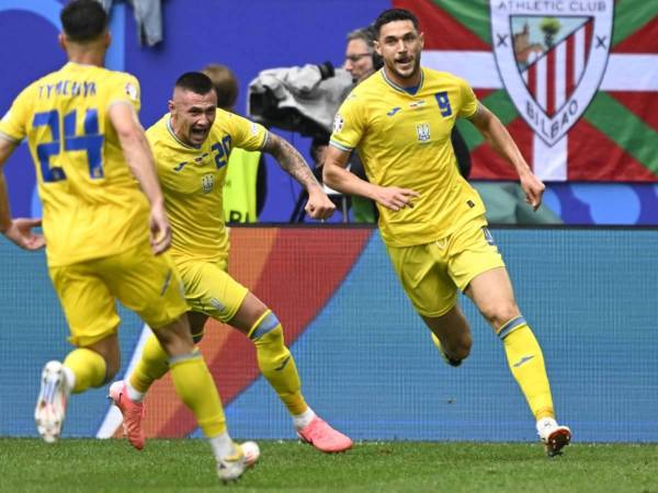 Roman Yaremchuk anotó el gol del triunfo para Ucrania.