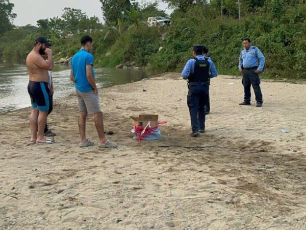 La caja fue lanzada al río y la corriente la llevó hasta el lugar donde estaban unas personas bañando.