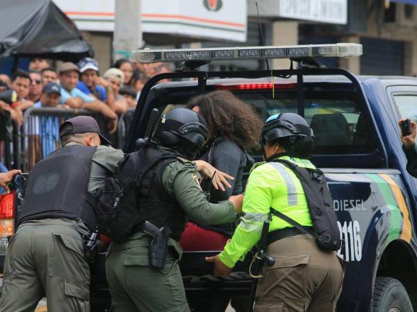 A lo largo del día, los enfrentamientos entre vendedores ambulantes y policías municipales se intensificaron, con intercambios de pedradas, golpes y empujones.