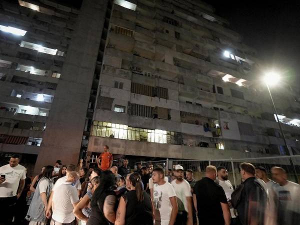 Los vecinos del edificio fueron evacuados, alrededor de 200 familias, del viejo inmueble por temor de que la instalación siga cayendo.