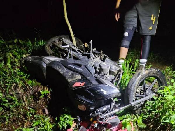 En la zona boscosa del accidente quedó la motocicleta, que cayó sobre el conductor durante el incidente.