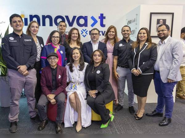 <i>Autoridades de la UJCV, junto con representantes del BID y de Impact Hub, en el centro InnovaT, un espacio dedicado a la innovación.</i>