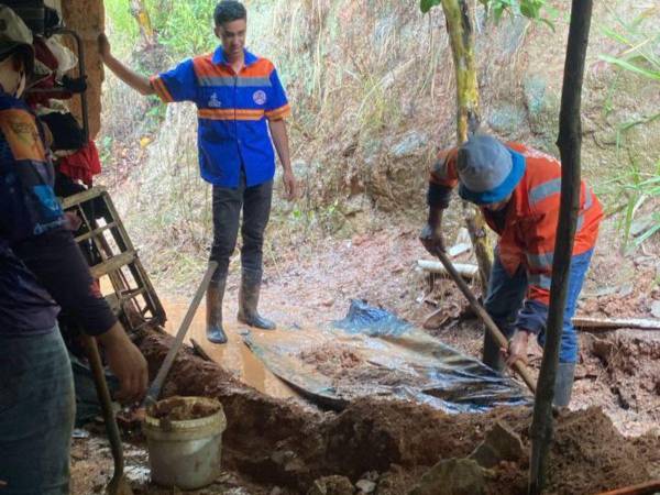 Debido a las fuertes lluvias, varias viviendas fueron afectadas en la colonia Los Pinos de la capital; las familias fueron evacuadas.