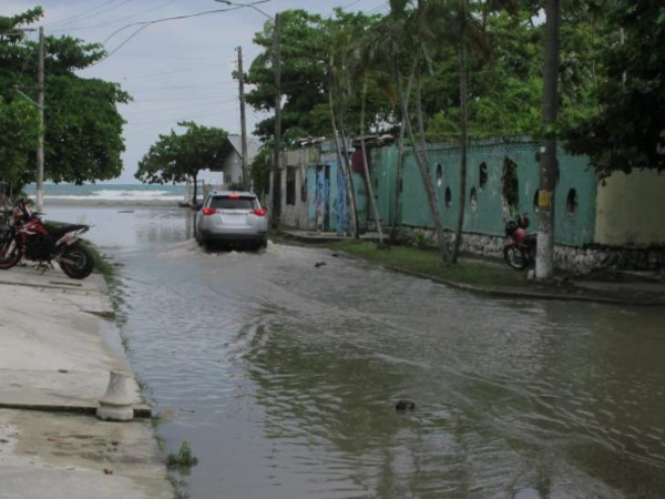 Así quedaron las calles en el barrio La Barra en La Ceiba. Los pobladores quedaron sorprendidos por el fuerte oleaje que se registró el pasado 11 de octubre a las 3:00 de la mañana.