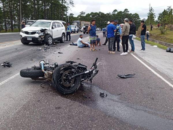 Los cuerpos de las víctimas quedaron en medio de la carretera.