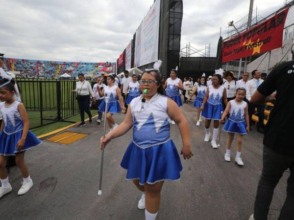 El Instituto Juana Leclerc fue el primero en realizar su desfile este 15 de septiembre.