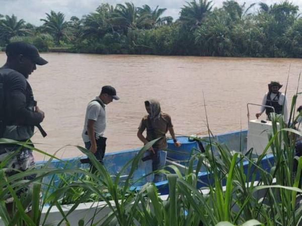 Las autoridades buscan los cuerpos de José Octavio Sosa Méndez y sus 11 guardaespaldas en el río Ulúa. Allí fueron encontrados tres de los cinco vehículos en los que se conducían