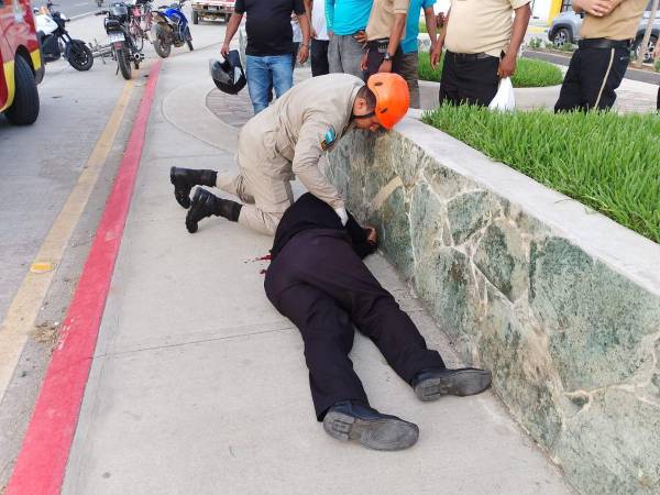 El cadáver del hombre quedó tirado en la acera.