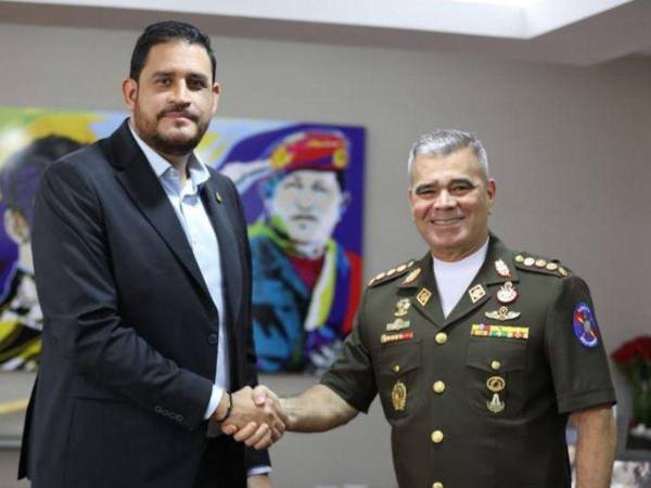 El ministro de defensa hondureño José Manuel Zelaya Rosales con su homólogo venezolano Vladimir Padrino López, a quien Estados Unidos tiene en la mira por narcotraficante.