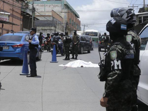 El cuerpo de Marvin Geovanny Mendoza Barrera quedó en medio de la calle. Agentes policiales y militares acordonaron la escena.